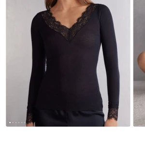 Svart långärmad topp med spets - Säljer min svarta topp med spets från intimissimi som är använd fåtal gånger.💕