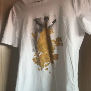 T-shirt med guldtryck - Använd fåtal gånger