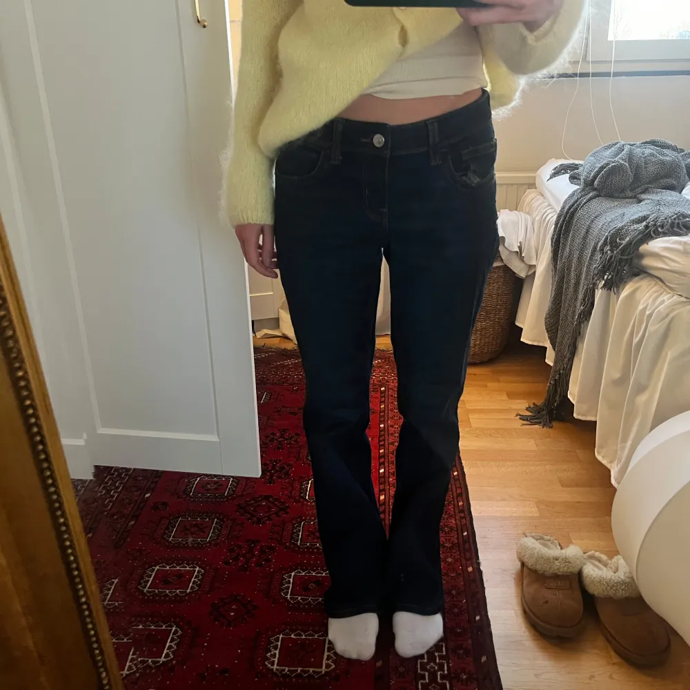 Snygga mörkblå jeans som är helt oanvända! Jag köpte tyvärr fel storlek nämnligen😔😔De har en klassisk femficksdesign och en normal passform. Perfekta för en avslappnad stil.. Farkut & Housut.
