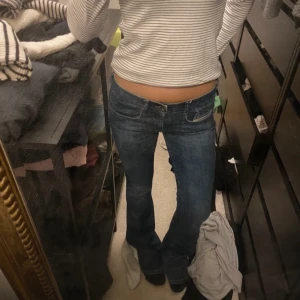 Diesel jeans mörkblå - Säljer mina skit snygga diesel jeans som är mörkblå! Bra skick och storlek 26. Midjemåttet är 37 rakt över och innerbens längden är 84 cm💗💗