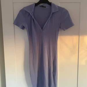 Blå klänning  - Blå lila klänning från Zara. Klänningen är ribbad. 