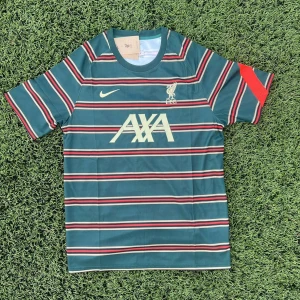 Liverpool t-shirt - Liverpool fotbollströja, billig av en anledning (Kolla mitt plick namn), skriv vid frågor! Helt ny och oanvänd, perfekt kvalité och påse + tags medföljer👌 priset är ej hugget i sten💯 (Kolla profilen för mer fotbollströjor)