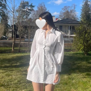 Vit klänning med öppen rygg - Säljer en stilren vit klänning med lång ärm och en snygg öppen rygg. Perfekt för studenten och vårens - sommarens tillställningar.