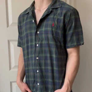 Ralph Lauren skjorta - Skick 9/10 ||  nyskick || Modellen är 180, 72 kg || Kom med frågor! Storlek ”M”  