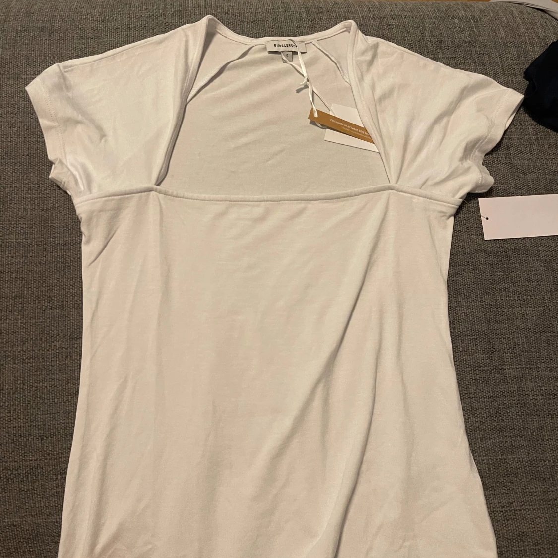 Vit topp med fyrkantig ringning från Bubbleroom - 1