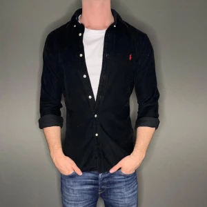 Ralph lauren skjorta - Hej säljer nu min fina Ralph lauren skjorta ”Manchester” i storlek S. Den är i nyskick och kommer vara otroligt snygg nu i vår och framåt sommaren. Nypris cirka 1600kr! Vi kommer att sälja liknande produkter nu i vår och närmare sommar så glöm inte följa profilen!🌊🍾