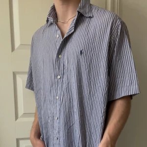 Ralph Lauren skjorta  - Skick 9/10 ||  Nyskick || Modellen är 180, 72 kg || Kom med frågor! Storlek ” L”  lite tunnare i materialet vilket ger en mer sommar vibe. Rekommenderar för Xl 