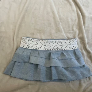 Grå kjol med spetsdetalj - jättefin ljusblå jeanskjol med volang och spets upptil, perfekt till sommaren! har sytt den själv🩷midjemått: 84cm totalt och längd: 30cm