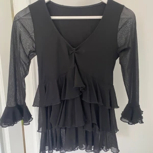 Svart volangblus - Säljer denna svarta volangblus! Bra skick och passar till allt :) Pris kan diskuteras 😊