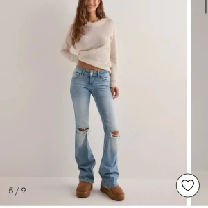 Bootcut jeans Nelly - Säljer dessa fiiiina ljusblå bootcut jeans från Nelly med låg midja och hål vid knäna. Jeansen har dubbla knappar på framsidan och två knäppta fickor där bak. De är helt oanvända med prislapp!! Så snygga och sköna. Nypris 699:-, säljer för 580:-(pris kan diskuteras)💞💞