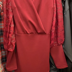 Röd klänning - Medelkort röd klänning från Miss Selene. Använt 1 gång och säljer för att den inte kommer i använding!