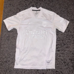 Arsenal ”No more red” 2022 Adidas tröja - - Knappt använt (max 4 gånger) - Som ny - Storlek S 