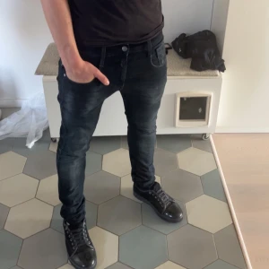 Replay Anbass jeans  - Säljer ett par riktigt goa jeans från replay i modellen anbass. Skriv om du har några funderingar eller frågor!!