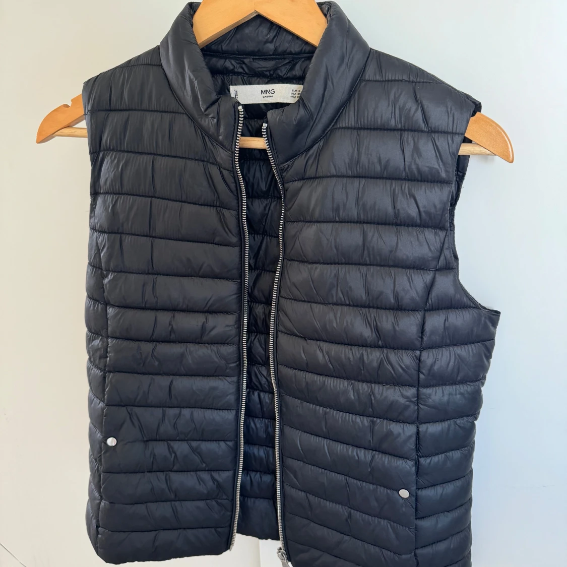 Svart dunväst från MNG
