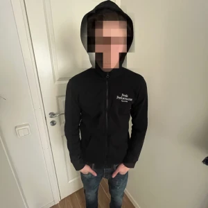 Peak performance zip-tröja strl s(170) - Denna stiliga peak performance tröja i svart med vitt tryck är den perfekta kombinationen av funktion och stil. Den är tillverkad av högkvalitativa material som ger både komfort och hållbarhet. Storlek 170 S passar perfekt för den som söker en skön och modern look, oavsett om du är ute på äventyr eller bara slappnar av. Tröjan har en tidlös design som enkelt kan matchas med andra kläder, vilket gör den till ett utmärkt tillskott i garderoben. Missa inte chansen att lägga vantarna på denna mångsi