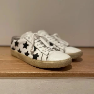 Saint Laurent  - Säljer nu ett par riktigt fina saint Laurent skor i strl 40,5. Skorna är självklart äkta hör av er om ni vill ha fler bilder eller frågor! 