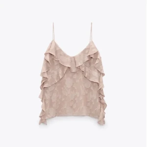 Volang topp Zara  - Intressekoll på min rosa volangtopp från Zara i storlek S. Den har en ljus/smutsrosa färg med slits längst ner på båda sidorna. Knappast använd! Bara att höra av dig vid frågor💗