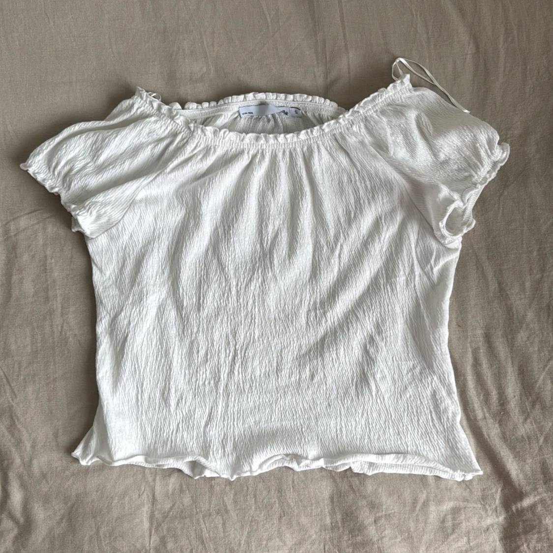 Vit ribbad topp med volangkant - 2
