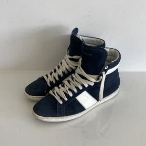 Saint Laurent skor - Tja! Säljer dessa galet feta saint Laurent skor i storlek 43,5! Tyvärr ingen box. Hör av dig vid frågor eller funderingar!