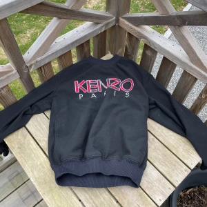 Kenzo tröja - Kenzo Paris tröja. Passar folk mellan 165-175cm. Som ny, inga skador eller skavanker. Kan frakta.