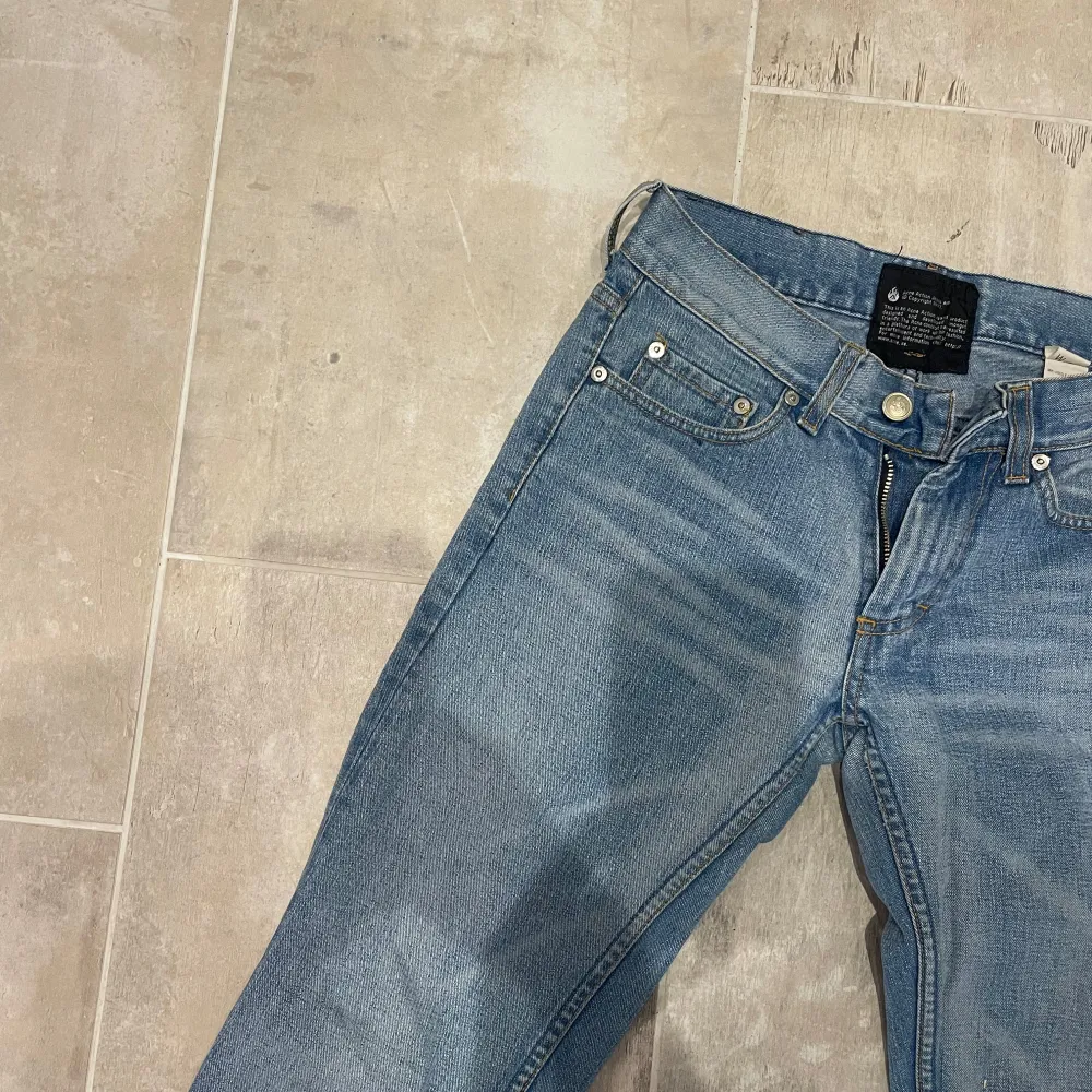Skitsnygga Acne jeans i perfekt ljusblå nyans. Säljer då de är för små! Straight på bild med aningen bootcut när man har på dem! Älskar! Pris är diskuterbart. W26 L32. Farkut & Housut.