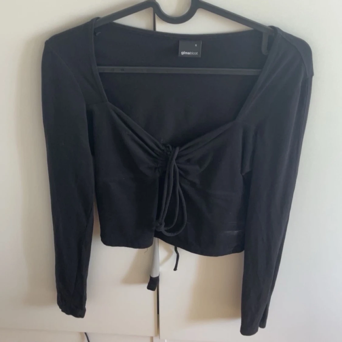 Svart långärmad topp från Gina Tricot