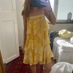 Volang klänning  - Jättefin gul volang klänning i så fint skick. Endast använd en gång