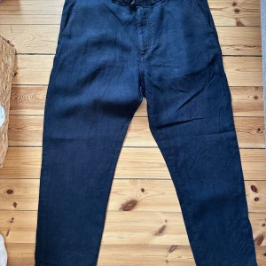 Marinblå linnebyxor från NN07 - Storlek 31/32. Normal passform. Använt skick. Svårt att se på bilden men färgen är marinblå