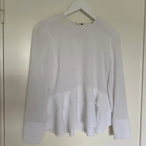 Vit blus - Säljer min vita blus från Zara då den inte kommer till användning! Den är sparsamt använd och i mycket fint skick. Om du har några frågor eller funderingar är det bara att skriva!☺️🤍