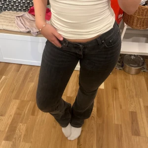 Lågmidjade utsvänga jeans från Gina - Säljer ett dessa lågmidjade bootcut jeansen från Gina tricot. I storlek 38. Använda men i fint skick. Slitningar längst ned på byxorna men inget som syns. 