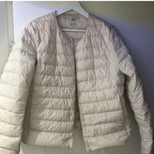 Uniqlo jacka - Säljer nu min fina jacka i storlek M som tyvärr inte kommer till användning längre då den är för liten! Har några fläckar så skriv privat så skickar jag bild 🥰