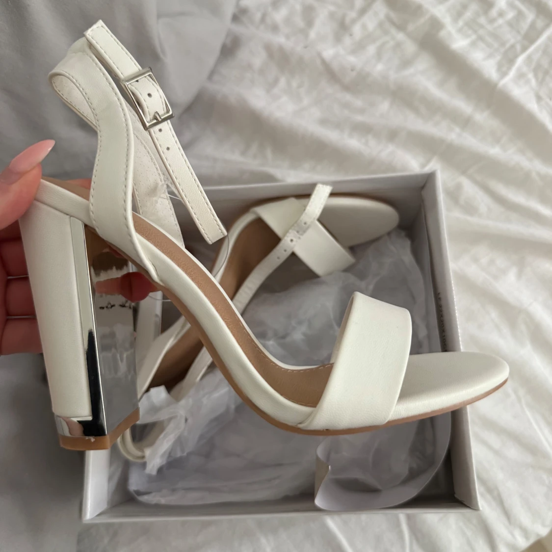 Vita klackar från Truffle Collection - 2