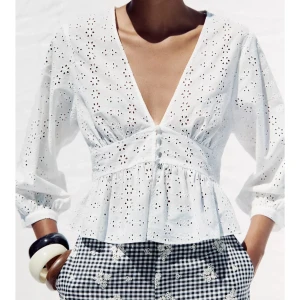 Vit broderad topp med v-ringning - Jättefin topp från Zara, kommer aldrig till användning och är oanvänd, nypris 379