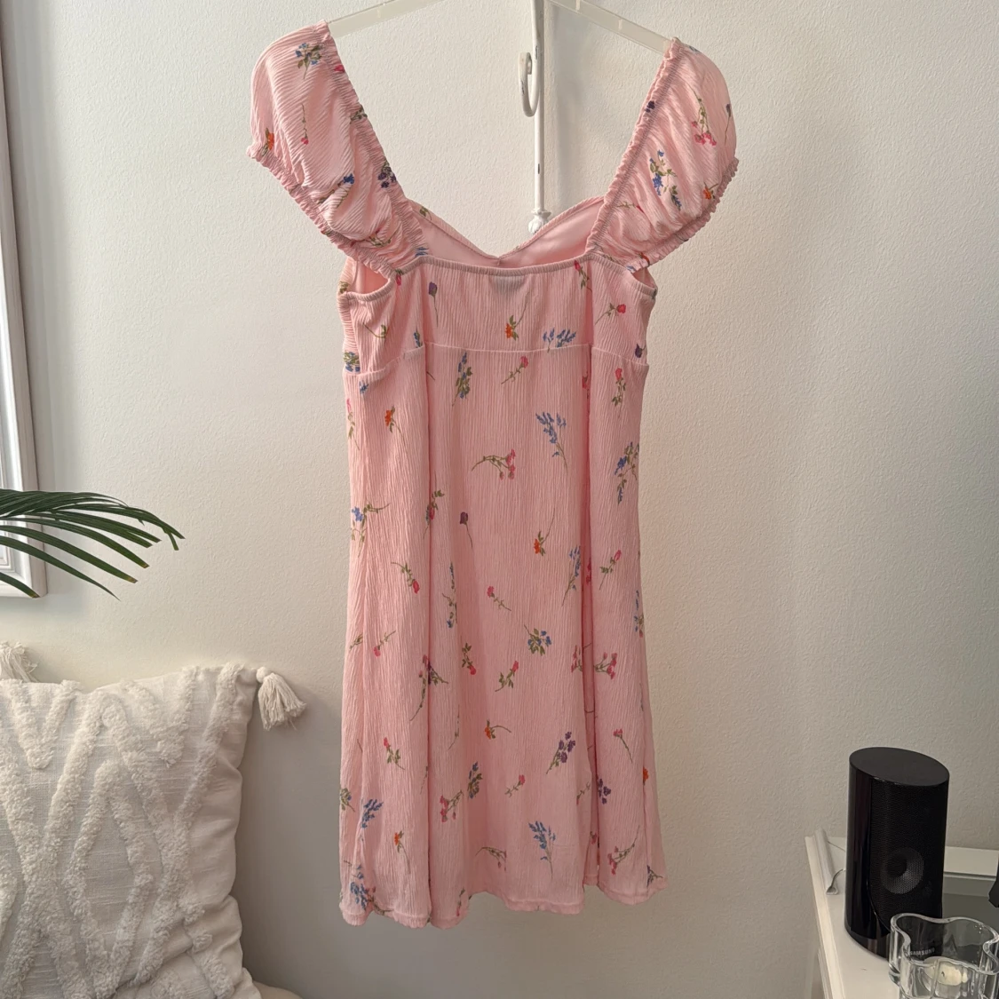 Rosa blommig kortklänning Gina Tricot - 1