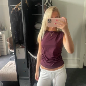 Mörklila ärmlös topp med öppen rygg - jätte söt topp