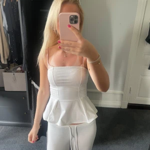 Vit topp - såååå fin o söt topp perfekt till sommaren😽💕