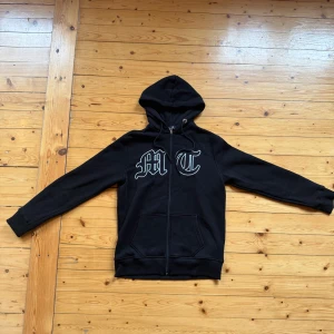 Tuttolente  - Säljer min Tuttolente hoodie. Börjar bli för liten för mig. Perfekt för dig som gillar streetstyle och vill sticka ut.