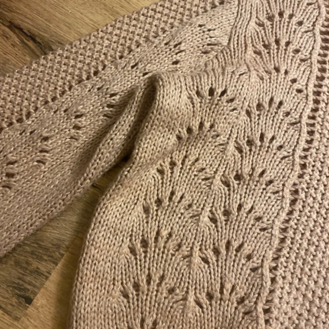 Beige stickad tröja med hålmönster - 2