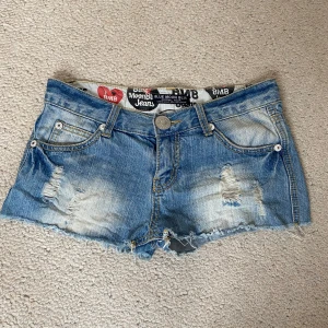 Blå jeansshorts low waist - Snygga blå jeansshorts från Blue Moon Blue med slitna detaljer och fransig kant💗Skriv till mig innan du klickar på köp eller om du har någon fråga💗