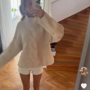 stickad tröja - säljer denna jättefina polotröjan från Zara💞💞 prislapp kvar, slutsåld på hemsidan!köpt för 559kr