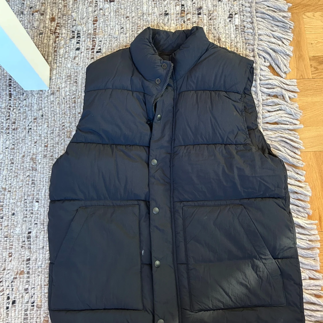 Svart dunväst med stora fickor