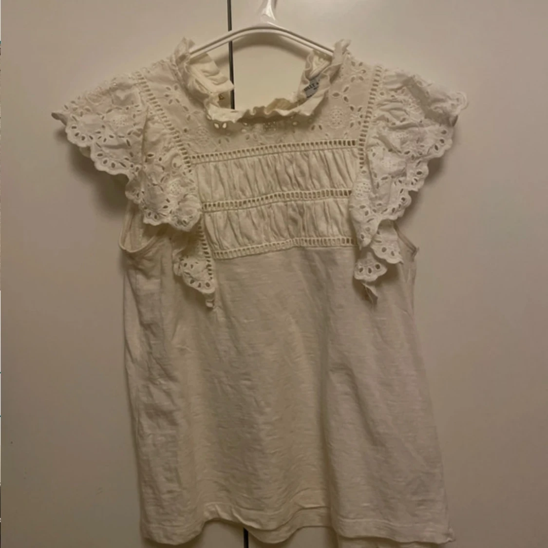 Vit blus med spets från Holly & Whyte