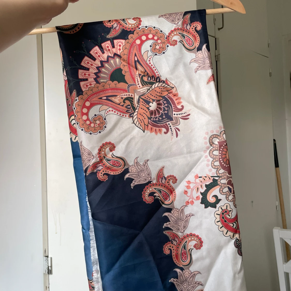 Paisleymönstrad blå och beige halsduk - 2