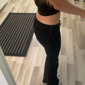 Weekday jeans!! - Otroligt snygga jeans från Weekday (24/30) blir lite korta på mig när jag har högre skor, säljer för att jag ska köpa en större storlek! 🤍 Jeansen är lågmidjade!