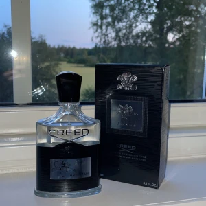 Creed Aventus EdP 100ml – endast provsprayad 🌟 - Creed Aventus EdP 100ml – endast provsprayad 🌟  Säljer min Creed Aventus Eau de Parfum 100ml – en ikonisk herrdoft med kraft och elegans. Flaskan är i nyskick och har endast testats med ett par sprayningar.  🔹 Doftprofil: Frisk öppning med ananas & bergamott, följt av en maskulin bas av ekmossa och ambra 🔹 Köpt 2025 🔹 Levereras med originalförpackning  💰 Nypris: ca 3 200 kr 🎯 Mitt pris: 900 kr  📍 Finns i Uppsala - kan skickas tryggt med spårfrakt eller mötas upp
