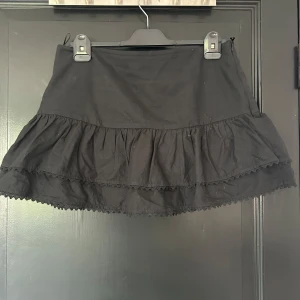 Svart volang kjol - Säljer denna svarta volang kjol från Zara som inte går och köpa längre, storlek L men liten i storleken💕