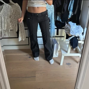 Svarta lågmidjade bootcut jeans  - Assnygga jeans från hm! Toppen skick, som nya !! Strl 36🥰innerbenslängd ca 79, midjemått ca 36cm