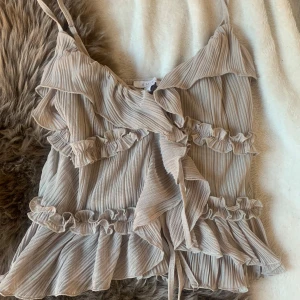 Beige volangtop från newyorker - Supersöt beige linnetopp från newyorker! Aldrig använd! Passar även S 