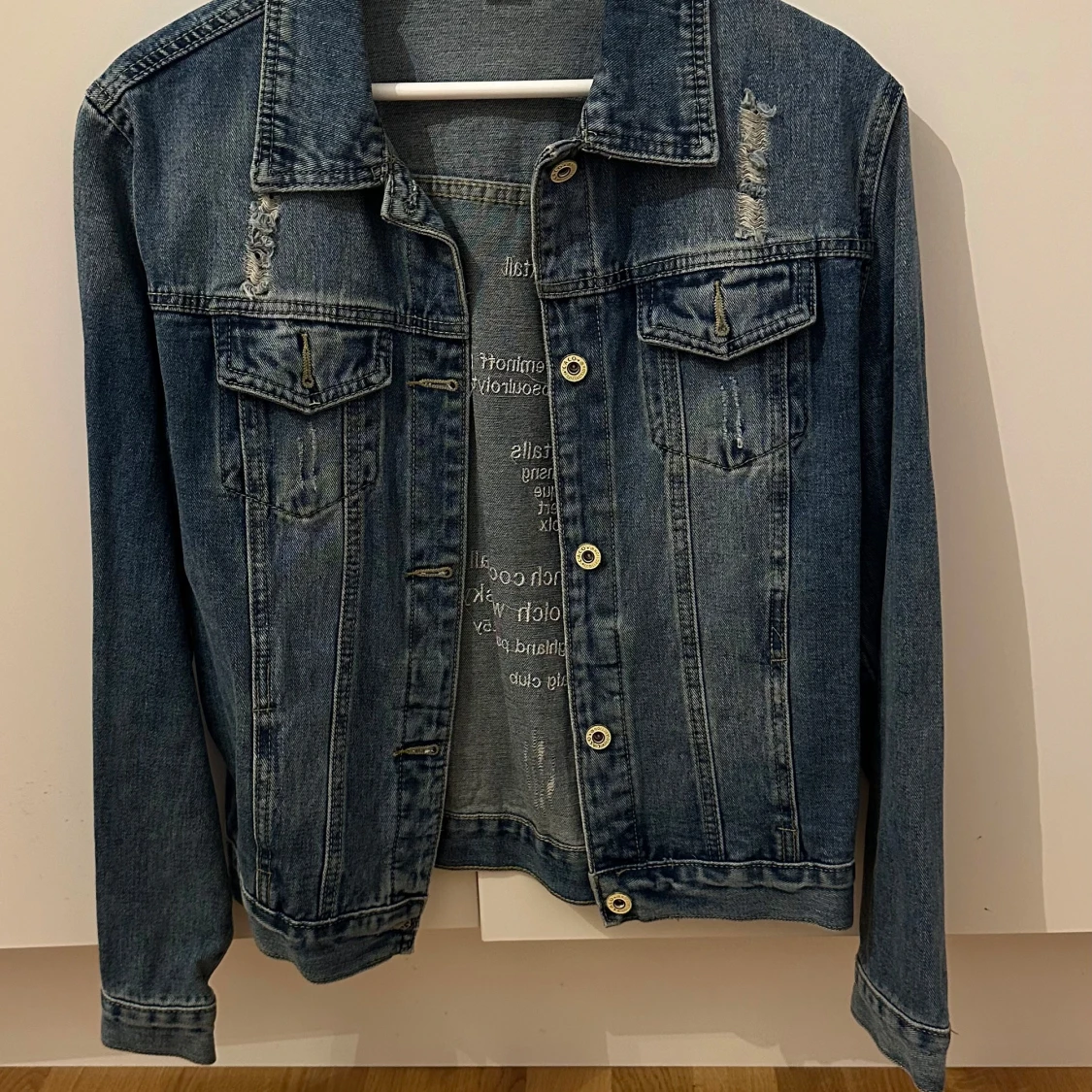 Blå jeansjacka med broderi