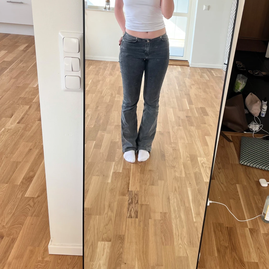 Gråtvättade lågmidjade bootcut jeans - 1